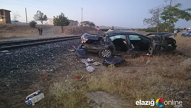 Trenin çarptığı otomobilden atlayarak kurtuldu