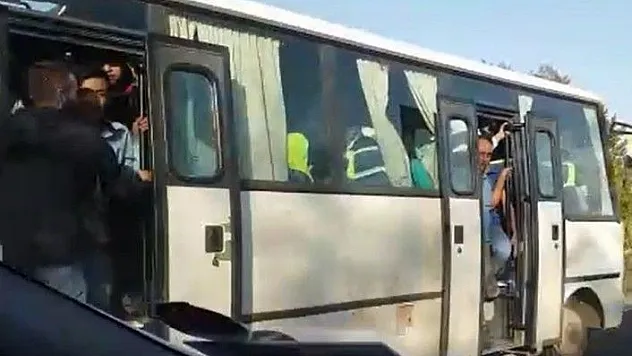 Şehirlerarası yolda tıka basa tehlikeli yolculuk