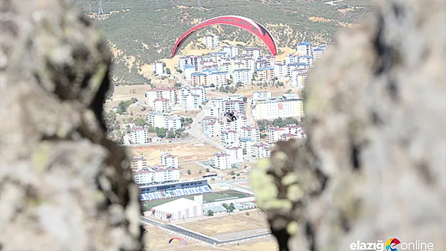Bin 200 rakımlı tepeden atlayan paraşütçüler nefes kesti