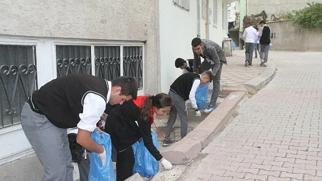 Çöpleri bu kez öğrenciler topladı