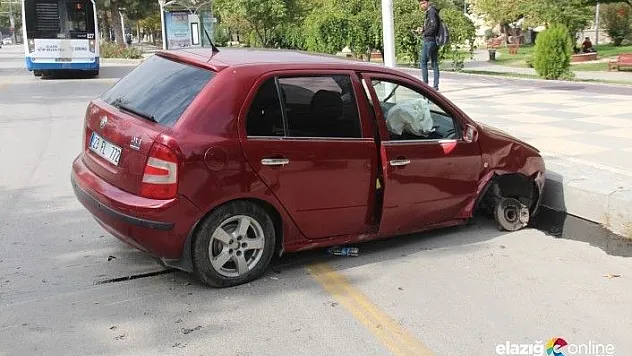 Direksiyon Hakimiyetini Kaybederek Kaldırıma Çarptı!