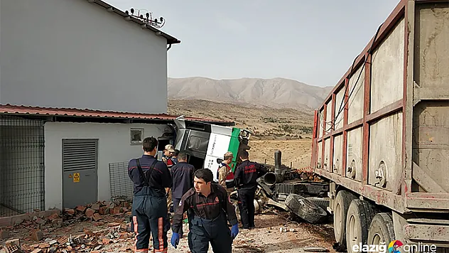 Duvarı delen araçtaki sürücü, olay yerinde hayatını kaybetti