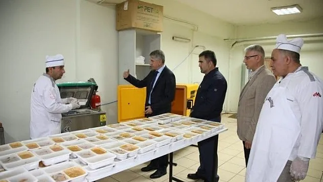 Elazığ Belediyesinden &quotBereket Sofrası&quot ile sıcak aş