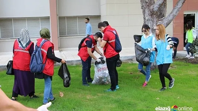 FÜ öğrencileri, çöpleri topladı