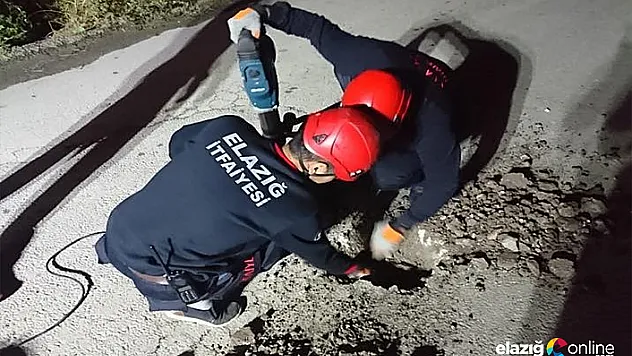 İtfaiye ekipleri, asfaltı kırıp sıkışan tavuğa kurtardı