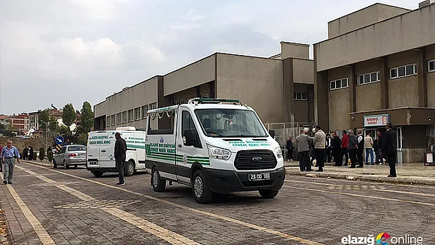 Kafeteryanın camına çıkarak kendini aşağıya bıraktı