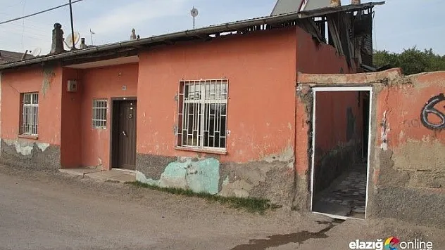 Karısını 10 yerinden bıçakladı