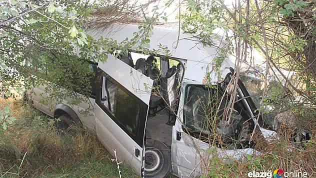 Mültecilerin bulunduğu minibüs kaza yaptı: 30 yaralı