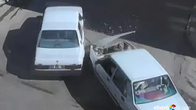 Otomobilin bebek arabasıyla yürüyen çifte çarptığı o anlar