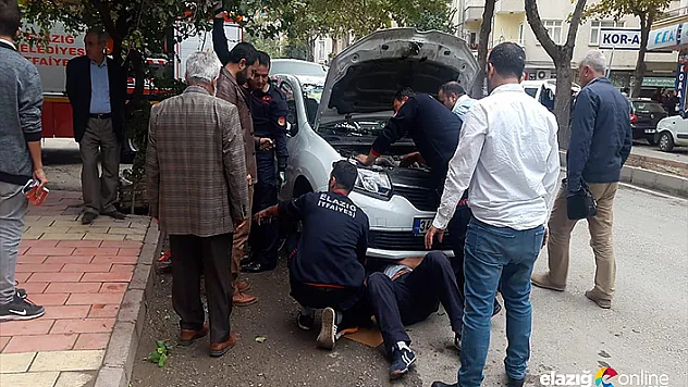 Sıkışan kedinin yardımına itfaiye yetişti