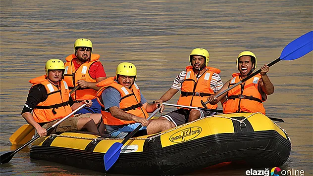 Tarihi ilçede, Vali ile birlikte Araplar rafting yaptı