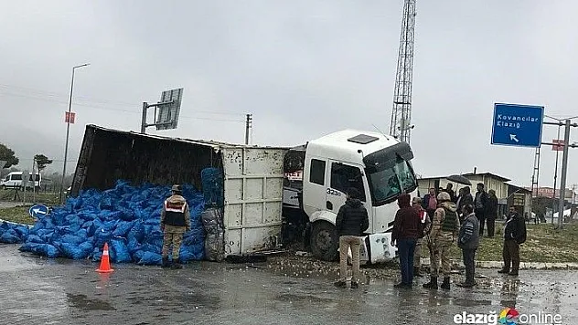 Bingöl Yolu'nda kömür yüklü kamyon devrildi!