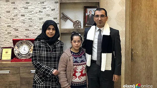 Down sendromlu Sena Nur, Kaymakam Özmedir'e atkı ördü