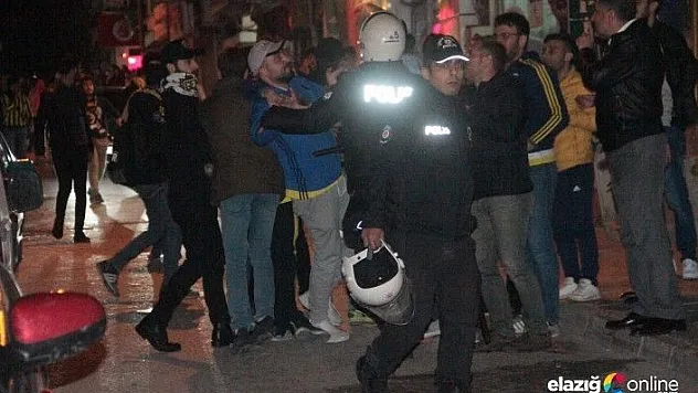 Derbi Sonrası Elazığ'da Taraftarlar Birbirine Girdi, Polis Müdahale Etti!