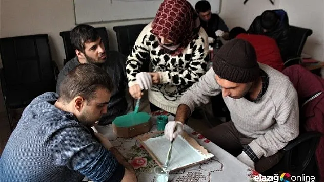 Engellerini sanatla unutuyorlar