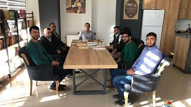 Kaymakam Özdemir, Millet Kıraathanesi'nde öğrencilerle birarada