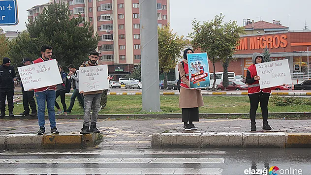 Öğrenciler, sürücüleri emniyet kemeri konusunda uyardı