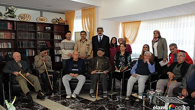 Öğretmenler, huzurevi sakinlerine kitap okudu