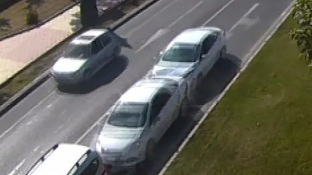 Otobüsün otomobile çarptığı anlar kamerada