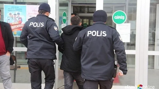 Anne ile babasını darp etti, tabanca ve uyuşturucuyla yakalandı