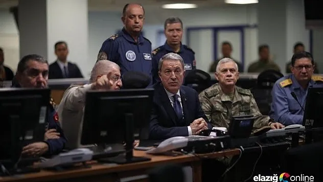 Bakan Akar ve komutanlar harekat merkezinde