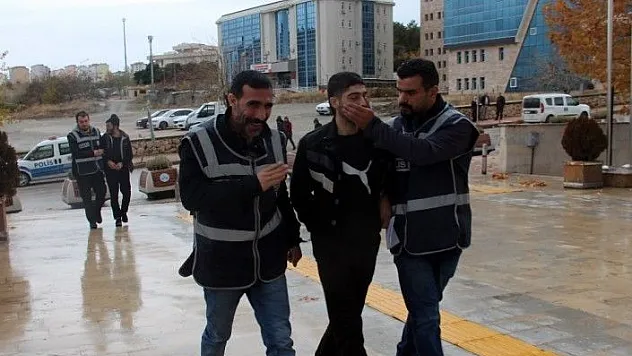 Çaldıkları otomobille, iş yeri soyan 2 şüpheli yakalandı