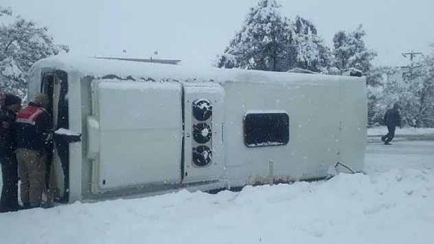 Elazığ'da midibüs devrildi: 16 yaralı