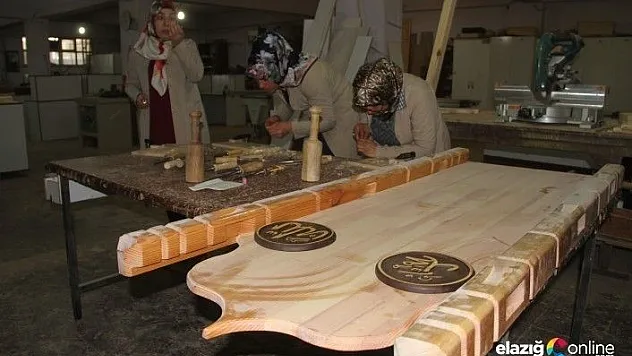 Erkeklerin hazırladığı minberleri kadınlar süslüyor