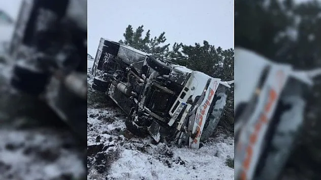 Kar ve buzlanma nedeniyle midibüs yoldan çıkarak devrildi: 7 yaralı