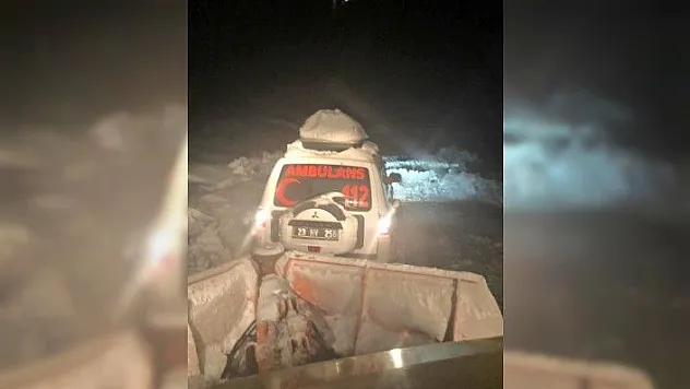 Karla kaplı yolu ekipler açtı, ambulans hastaya ulaştı