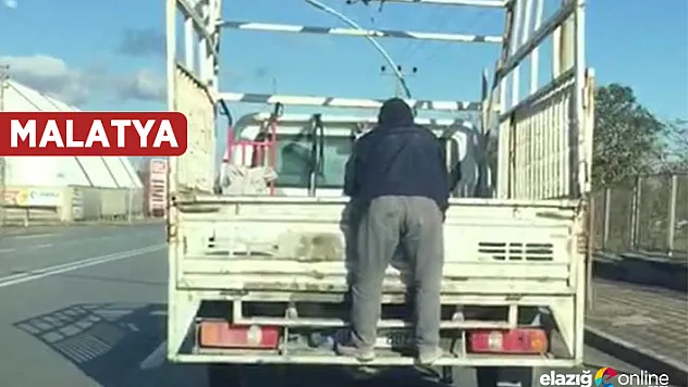 Malatya'da kamyonetin arkasında tehlikeli yolculuk!