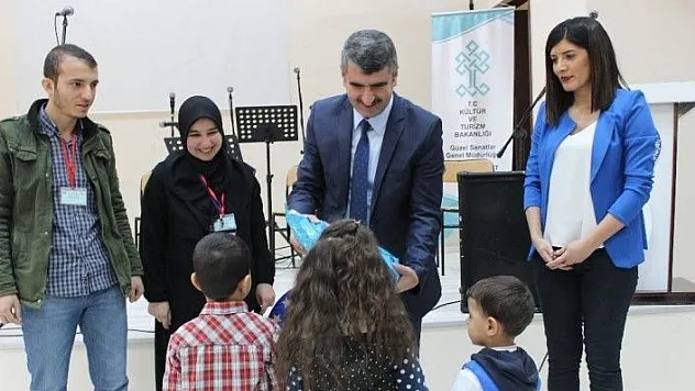 Üniversite öğrencileri mahkum kadın ve çocuklarının yüzlerini güldürdü