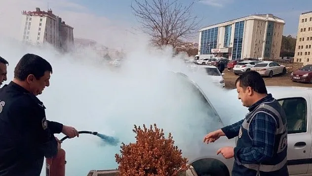 Adliye önünde yanan araç panik oluşturdu