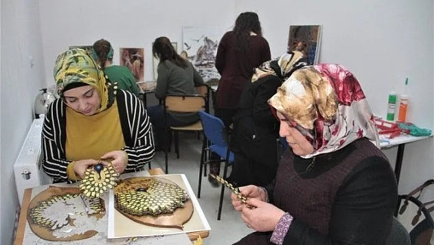 Anne ve çocukları aynı okulda eğitim görüyor