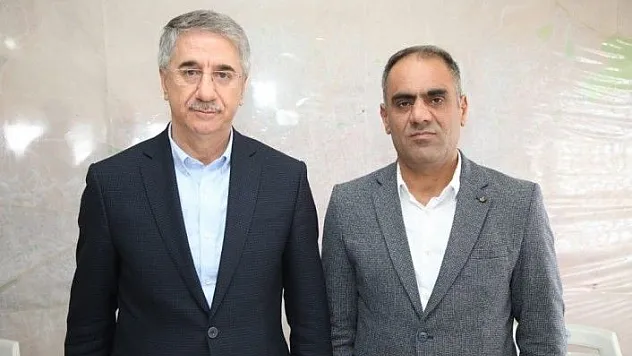 Başkan, örnek işçiyi altınla ödüllendirdi