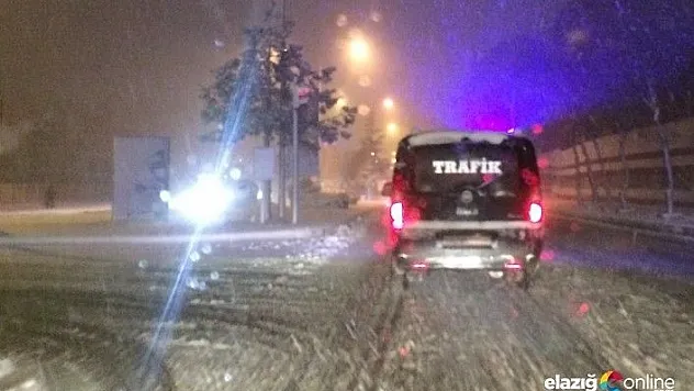 Bingöl-Elazığ yolu kar ve tipi nedeniyle ulaşıma kapatıldı