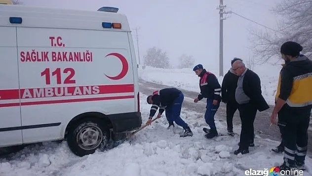 Buza saplanan ambulansı, jandarma kürekle kurtardı