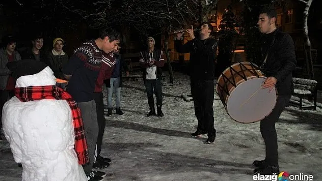 Davul klarnet eşliğinde kar keyfi