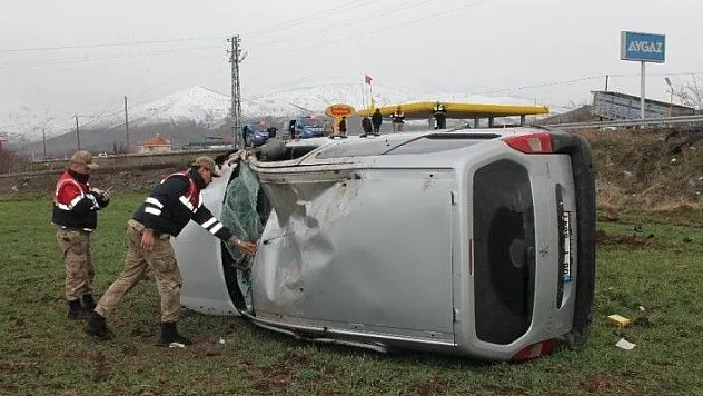 Elazığ'da otomobil tarlaya uçtu: 4 yaralı