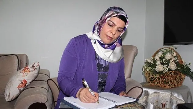 Gizli gizli yazıp sakladığı şiirlerle ikinci kitabını çıkardı