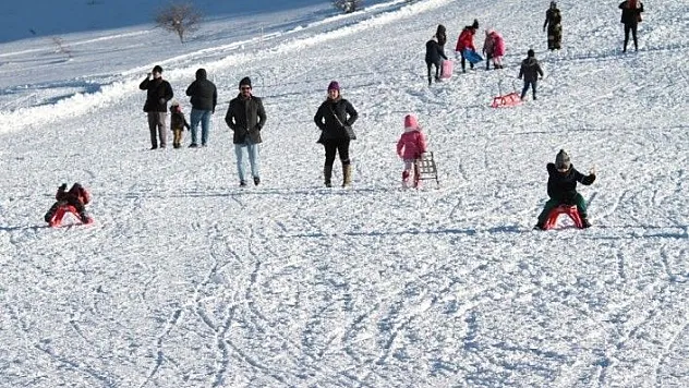 Göl manzaralı kayak merkezine yoğun ilgi