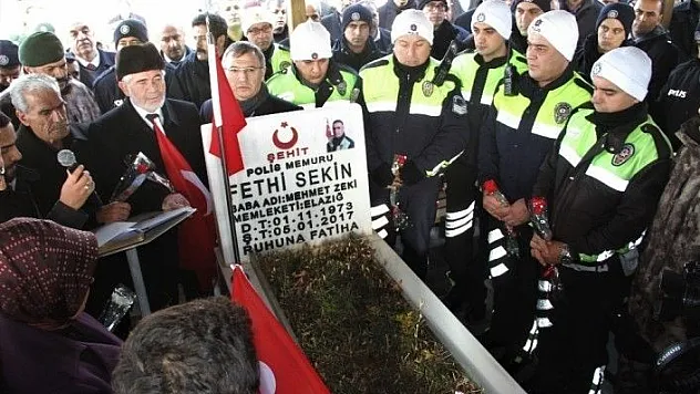 İzmir Kahramanı Şehit Fethi Sekin için kabri başında anma töreni
