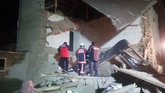 Kerpiç ev çöktü, aile dakikalarla kurtuldu, 4 hayvan telef oldu