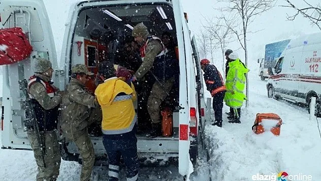 Malatya'da ambulans ile kamyonet çarpıştı!