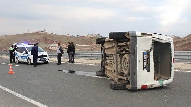 Midibüsün çarptığı hafif ticari araç yan yattı