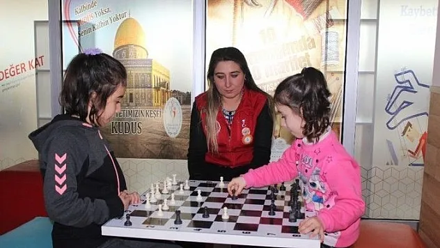 Öğrenciler, teknolojiden uzak eğlenerek öğreniyor