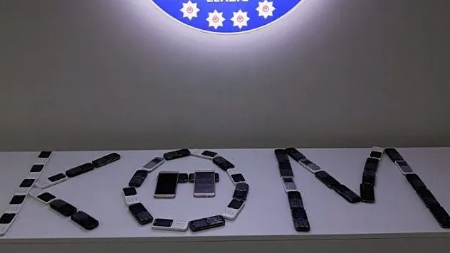 Şüpheli görülen otomobilde kaçak 45 telefon ele geçirildi