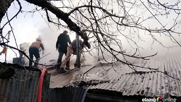 Palu'da yangın, iki evin çatısı zarar gördü