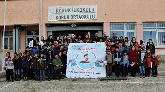 Üniversite öğrencileri 3 bin kitap topladı, köy okuluna bağışladı