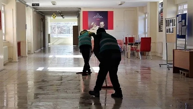 Yükümlüler, öğrenciler için okullarda çalışmaya başladı